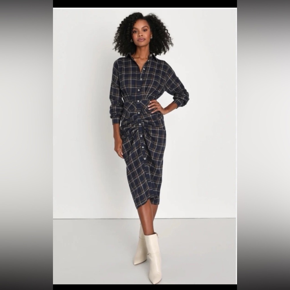 Lulus Seasonal Spirit Navy Blue Plaid Ruched Long Sleeve Midi Dress
Size Medium